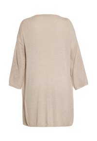 Beige stickad topp med lös passform, 3/4 ärmar, rund halsringning och en mjuk textur. Har en lätt sänkt axeldesign.