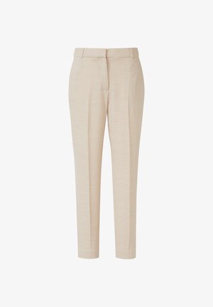 Beżowe, dopasowane spodnie z szlufkami na pasek, przednim kantem i ukrytym zapięciem z przodu, pokazane na białym tle.