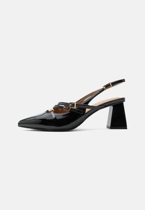 Chaussure slingback en cuir verni noir avec bout pointu, double brides fines avec boucles dorées et talon bloc épais.