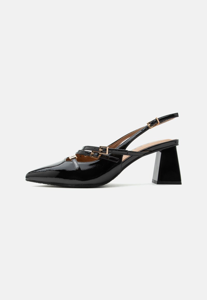Chaussure slingback en cuir verni noir avec bout pointu, double brides fines avec boucles dorées et talon bloc épais.