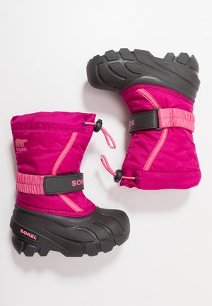Rosa isolierte Winterstiefel mit einer schwarzen Gummisohle, verstellbarem oberen Zugband und Logodetails. Strukturierte Außensohle für Grip und Traktion.