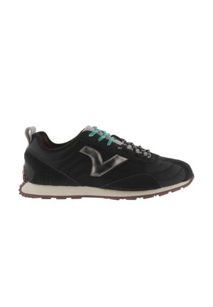 Sneaker nero con logo argento, lacci turchese e neri, suola intermedia bianca e suola esterna marrone scanalata, vista laterale su sfondo bianco.