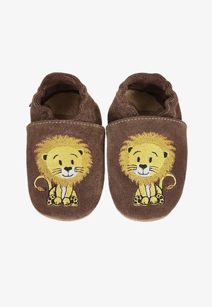 Bruine suède pantoffels met geborduurde leeuwengezichten met gele manen en zwarte poten. Zacht materiaal met elastische openingen voor extra comfort.