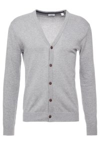 Cardigan grigio in morbido tessuto a maglia, caratterizzato da una scollatura a V, maniche lunghe e sei bottoni marroni sul davanti, con polsini e orlo a costine.