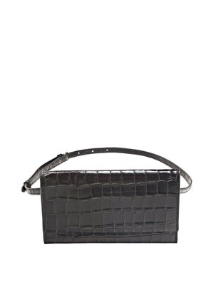 Pochette rectangulaire noire avec texture crocodile et une fine sangle réglable, posée à plat sur un fond blanc.