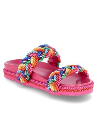 Sandalia plana rosa con tiras trenzadas multicolores, suela plana, suela texturizada y bordes redondeados. Presenta detalles de cuerda colorida.