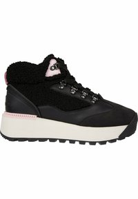 Zapatillas negras de caña alta con un upper texturizado y suave, detalles de cuero liso y una mediasuela blanca con toques de rosa. Suela de goma con tracción.