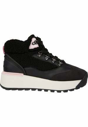 Czarny wysoki sneaker z teksturowaną cholewką z detalami z polaru, metalowymi elementami, różowym akcentem i masywną białą podeszwą.