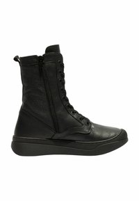 Botas de cuero negras hasta el tobillo con un diseño de cordones en la parte delantera, cremallera lateral y un acabado texturizado, con una suela plana gruesa.