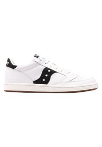 Sneaker in pelle bianca con un design a contrasto nero, punta perforata, lacci piatti e suola in gomma resistente. Materiale testurizzato con dettagli a contrasto.