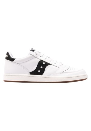 Sneaker in pelle bianca con un design a contrasto nero, punta perforata, lacci piatti e suola in gomma resistente. Materiale testurizzato con dettagli a contrasto.