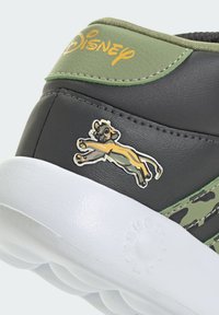 adidas Sportswear DISNEY LION KING GRAND COURT - Scarpe primi passi - carbon tent green semi spark