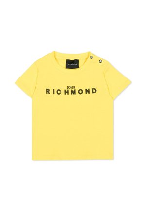Maglietta gialla a maniche corte per bambino con "JOHN RICHMOND" stampato in nero sulla parte anteriore e due bottoni a scatto neri sulla spalla destra.