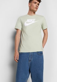 Nike Sportswear TEE ICON FUTURA  - Potiskana majica - grauweiss