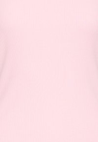 Tuvumā redzams ribota gaiši rozā auduma tuvplāns ar mīkstu tekstūru un vertikālām līnijām.