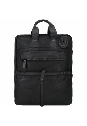 Mochila de cuero negra con asas superiores, bolsillo frontal con cremallera y un emblema decorativo de ancla de bronce. Textura suave con un diseño minimalista.