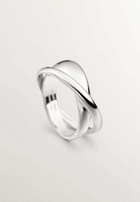 Anillo de plata con un acabado suave y pulido; presenta un diseño minimalista con bandas entrelazadas y un borde redondeado.