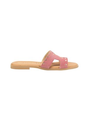 Sandalia deslizante de ante rosa con punta abierta, diseño de doble correa y tachuelas en tono dorado. Suela interior suave con una suela de goma en color marrón.