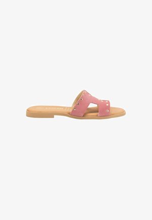 Sandalia deslizante de ante rosa con punta abierta, diseño de doble correa y tachuelas en tono dorado. Suela interior suave con una suela de goma en color marrón.