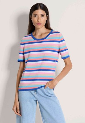 Bunt gestreiftes Strickoberteil mit Rundhalsausschnitt, das blaue, rosa, grüne und weiße horizontale Streifen aufweist. Kurzärmlig und mit lockerer Passform.