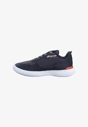 Zapatillas deportivas negras con parte superior de malla texturizada, suela de goma blanca y acentos rojos, con cierre de cordones y talón reforzado.