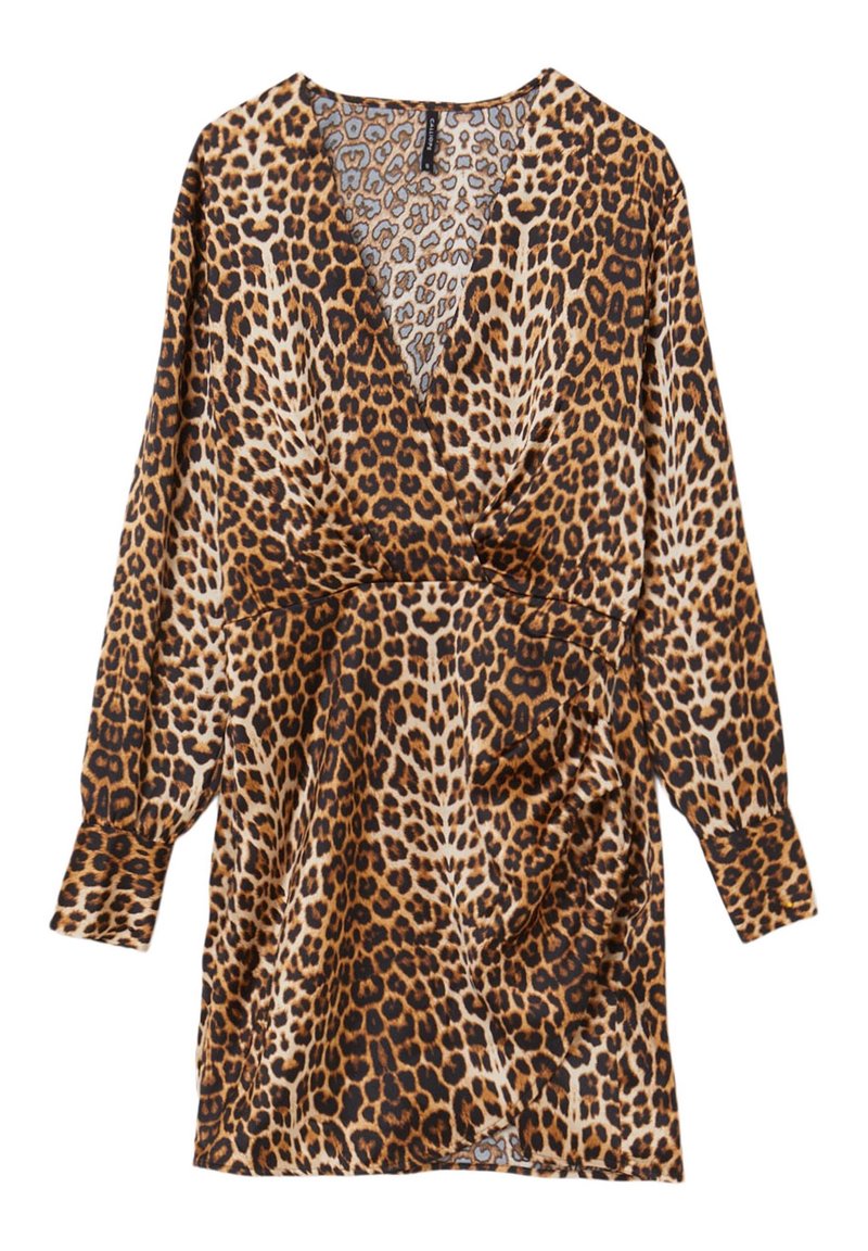 Šaty s leopardím potiskem z měkké látky, s hlubokým výstřihem do V, dlouhými rukávy a nařaseným pasem pro lichotivý tvar.