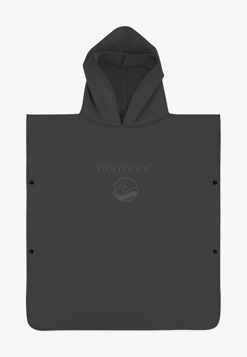 Hooded Poncho in Dunkelgrau, mit einem Logo auf der Vorderseite, aus einem glatten, wasserabweisenden Material hergestellt. Enthält seitliche Druckknöpfe für den Verschluss.