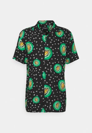 Schwarzes kurzärmeliges Hemd mit Knopfleiste, verziert mit grünen Kiwischeiben und kleinen weißen Dreieckmustern überall.