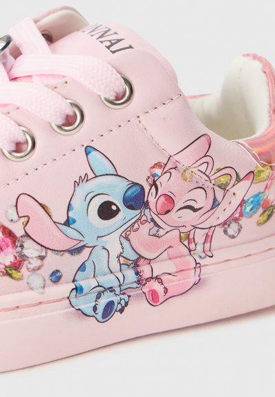Rosa syntetiske sneakers med snøring, med et design av blå og rosa figurer, pyntet med fargerike blomsterdetaljer.
