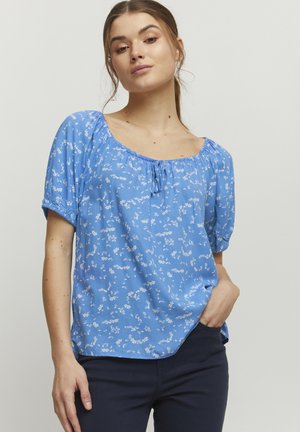 Blå blommig blus med korta puffärmar och fyrkantig halsringning, med dragsko-detalj och ett mjukt, lätt tyg.