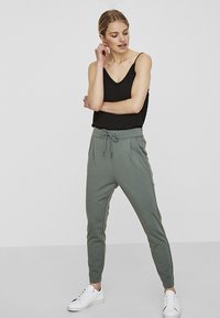 Vero Moda VMEVA STRING - Calças de fato de treino - dark green