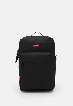 Rucsac negru fabricat dintr-un material durabil, având o mânere superioară, compartimente cu fermoar și un logo roșu Levi's pe față.