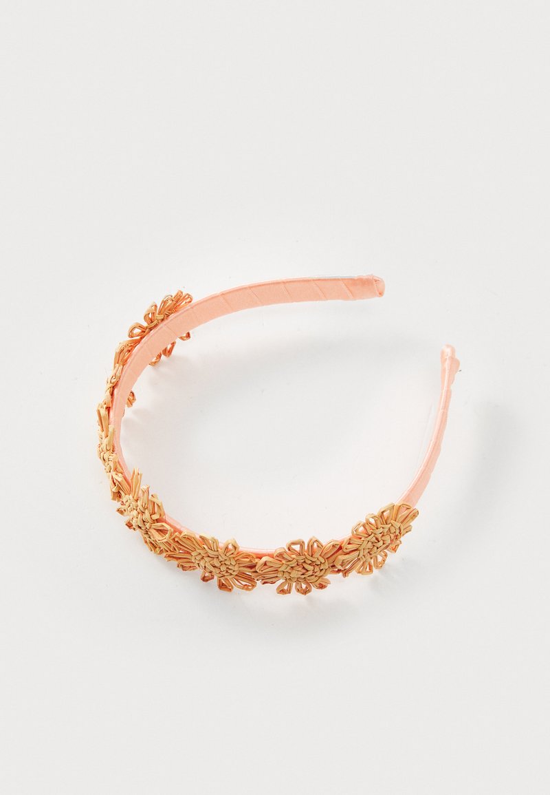 Pfirsichfarbener Haarreif mit goldfarbener floralem Verzierungen und strukturierter Basis. Das Design ist zart und bietet eine leichte Accessoire-Option.