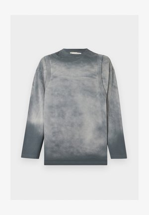 Maglietta a maniche lunghe con scollo rotondo con motivo tie-dye sfumato grigio e nero, dettagli di cucitura sottili e piccolo testo tono su tono sul petto.