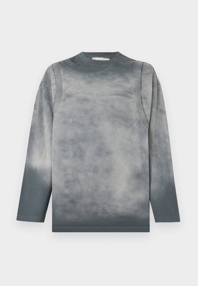 Μπλούζα μακρυμάνικη με στρογγυλή λαιμόκοψη, διαβαθμισμένο tie-dye μοτίβο σε γκρι και μαύρο, διακριτικές ραφές και μικρό κείμενο τόνου σε τόνο στο στήθος.