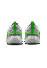 Białe buty sportowe z zielonymi akcentami, z teksturowaną podeszwą, zapięciem na pięcie i siateczkową cholewką. Projekt zawiera charakterystyczny zarys.