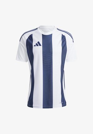 Maglia sportiva bianca con strisce verticali blu navy, collo a giro, e tre strisce blu navy sulle spalle; include il logo Adidas. Realizzata in materiale leggero.