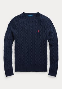 Pull en maille torsadée bleu marine avec un col rond, des poignets et un ourlet côtelés, arborant un petit logo poney rouge sur la poitrine.