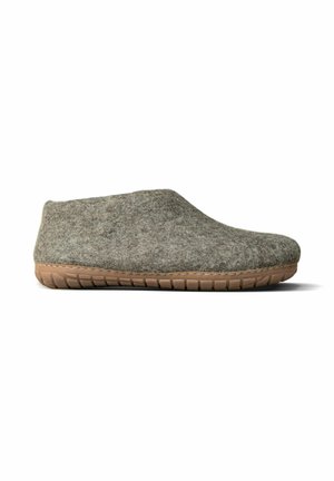 Grijze vilten instap pantoffel met een gestructureerde bruine rubberen zool, ontworpen voor comfort binnenshuis en casual draagcomfort.