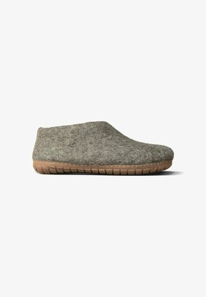 Grijze vilten instap pantoffel met een gestructureerde bruine rubberen zool, ontworpen voor comfort binnenshuis en casual draagcomfort.