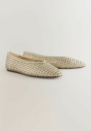 Kuldne kootud balletimustriga tasapinnalised kingad, millel on terav nina ja tekstureeritud pind. Omab minimalistlikku disaini ja libisemisega pealekandmisstiili.