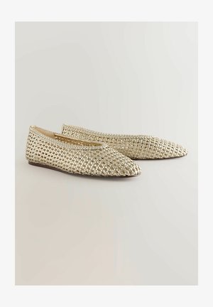 Ballerine d'oro intrecciate con punta affusolata, suola piatta e superficie testurizzata. Caratterizzate da un design minimalista e stile slip-on.