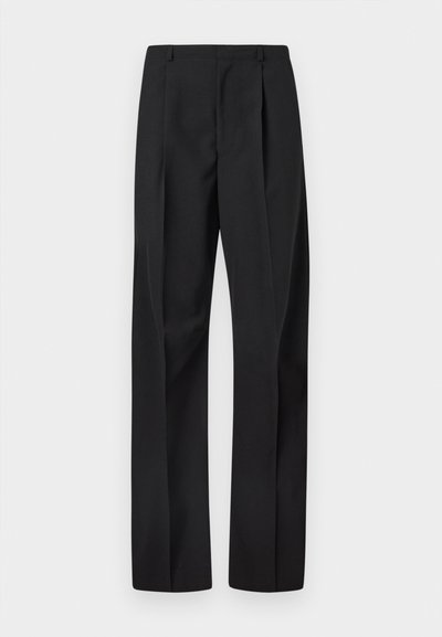 Μαύρο παντελόνι φόρμας με ψηλή μέση, πιέτες, θηλιές για ζώνη και ίσια γραμμή, επάνω σε λευκό φόντο.