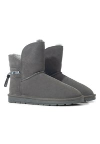 Stivaletti alla caviglia in suede grigio con una morbida fodera, caratterizzati da un design cucito, una linguetta per indossarli e una suola in gomma. Nessun motivo o dettaglio hardware visibile.