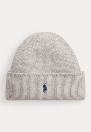 Lysegrå strikket hue med opbukket kant med lille mørkeblå broderet polo-spiller-logo foran i midten.