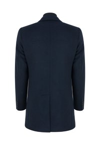 Niebieska wełniana marynarka, dopasowany krój z wycięciem w klapach, pojedynczym rozcięciem z tyłu, zapięciem na dwa guziki oraz czterema guzikami na każdym mankiecie. Gładka faktura.