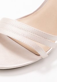 Tamaris Sandály na vysokém podpatku - beige