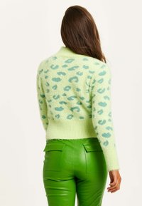 Liquorish FLUFFY ANIMAL HIGH NECK - Jumper - green