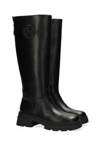 Czarne wysokie botki do kolan, wykonane z gładkiej sztucznej skóry, z masywną gumową podeszwą, wytłoczonym logo i eleganckim, wydłużonym kształtem.