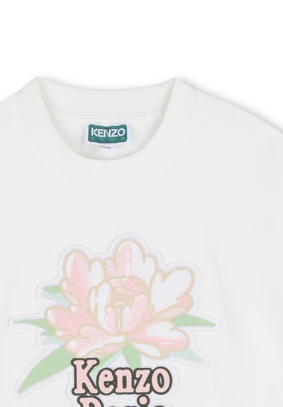Sweat-shirt blanc avec un motif de broderie florale en rose et vert, avec le texte "Kenzo" en lettres noires grasses sous la fleur.